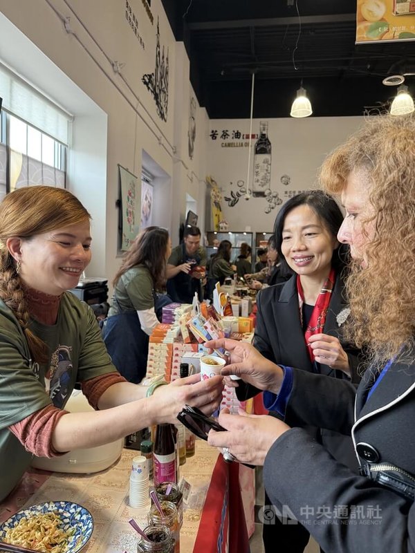 瓜地馬拉駐多倫多總領事Myriam Liseth De la Roca Álvarez(右1)在台北駐多倫多辦事處長陳錦玲(右2) 陪同下,參加在多倫多舉行的「高雄海味展」開幕,品嚐各式台灣食品。中央社記者胡玉立多倫多攝 113年11月2日