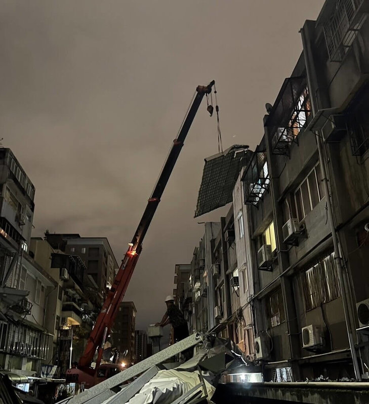 台北市松山區三軍總醫院管轄建物大片屋頂鐵皮遭颱風康芮強風吹落，目前已清除，建管處2日表示，將依違章建築強制拆除收費標準，向三總收代拆費用，初估約新台幣30萬元。（建管處提供）中央社記者劉建邦傳真  113年11月2日