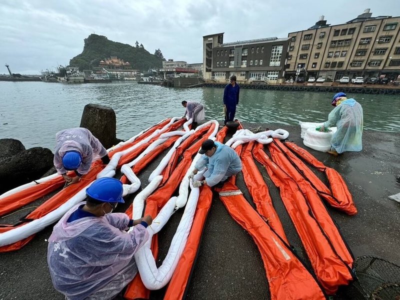 中國籍貨輪「鈺洲啟航」日前因失去動力在野柳岬擱淺，海洋委員會海洋保育署執行多次油污擴散模擬，備妥大量資材及加強海域水質監控，並督促船東及保險公司在海況許可後，以最快速度完成抽油作業，盡可能減少對環境衝擊及風險。（海洋委員會海洋保育署提供）中央社記者張已亷傳真  113年11月3日