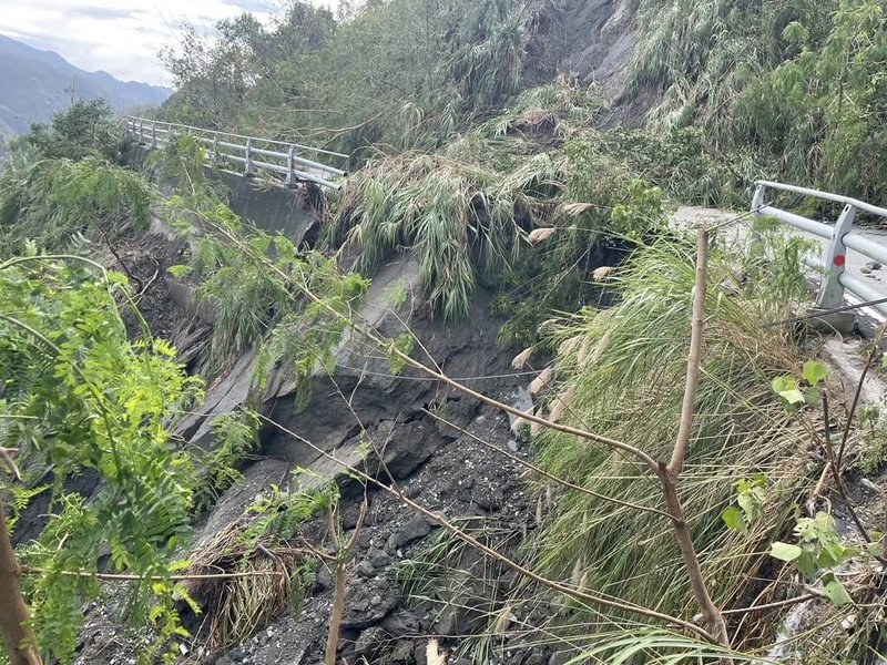 受日前颱風康芮影響，花蓮瑞港公路花64線10.8公里處邊坡土石沖刷、坍塌，造成奇美部落族人出入交通受阻。（花蓮縣政府提供）中央社記者李先鳳傳真  113年11月3日