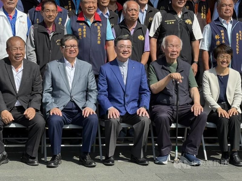 新竹縣新埔褒忠亭義民廟3日舉辦義民廟秋祭大典,行政院長卓榮泰(前左3)、客家委員會主任委員古秀妃(前右1)、新竹縣長楊文科(前左2)、義民廟董事長林光華(前右2)等人合影。中央社記者郭宣彣攝 113年11月3日