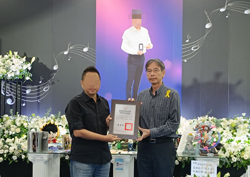 朝陽科技大學張姓男大生日前開車為閃避違規車自撞電桿送醫不治,家屬3日舉辦告別式,朝陽科大秘書長廖經芳(右)代表校方頒發畢業證書,由張父代表接受。(校方提供)中央社記者蘇木春傳真 113年11月3日