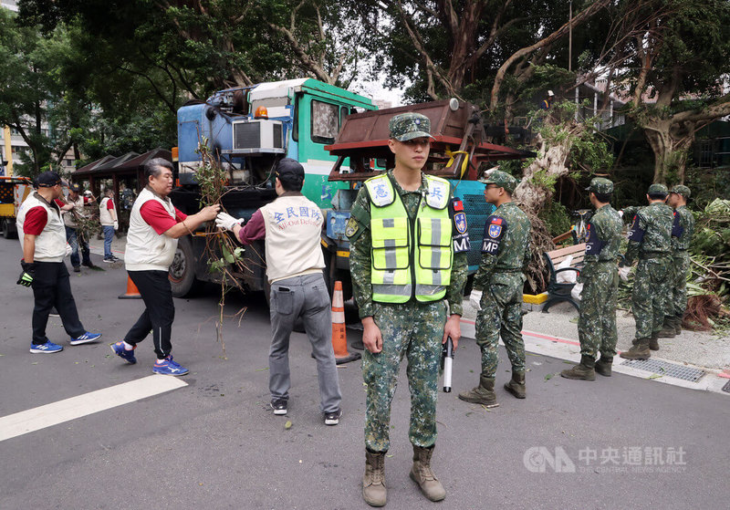 颱風康芮日前挾帶強風豪雨襲台，台北市多處路樹倒塌，3日進行環境清理工作，後備軍人等民防單位也派人力支援，盼全面恢復市區主要幹道市容。中央社記者郭日曉攝 113年11月3日