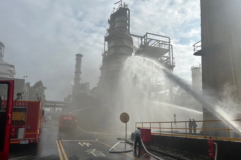 台灣中油公司桃園煉油廠3日上午發生火警，桃園市消防局獲報立即出動人車前往搶救，火災現場為戶外鐵皮鋼構塔形建築物，高度20公尺，起火層為第2層。（桃園市消防局提供）中央社記者吳睿騏桃園傳真 113年11月3日