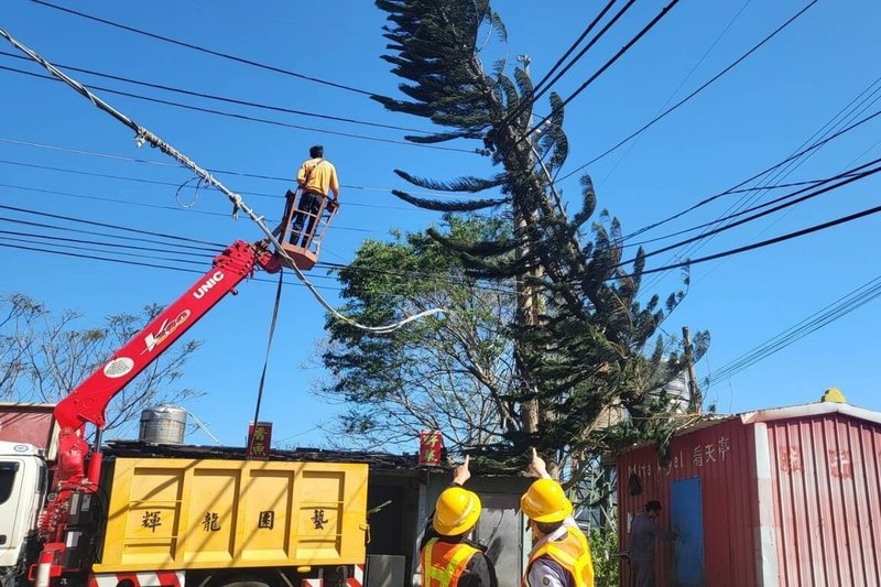 颱風康芮帶來強風豪雨,重創桃園市復興山區,台電桃園區營業處3日表示,台電人員日夜無休全力復電,因山區台7線仍有部分道路不通情況,影響搶修進度推進,目前剩餘約1006戶,已加派人力持續搶修。(台電桃園區營業處提供)中央社記者吳睿騏桃園傳真 113年11月3日