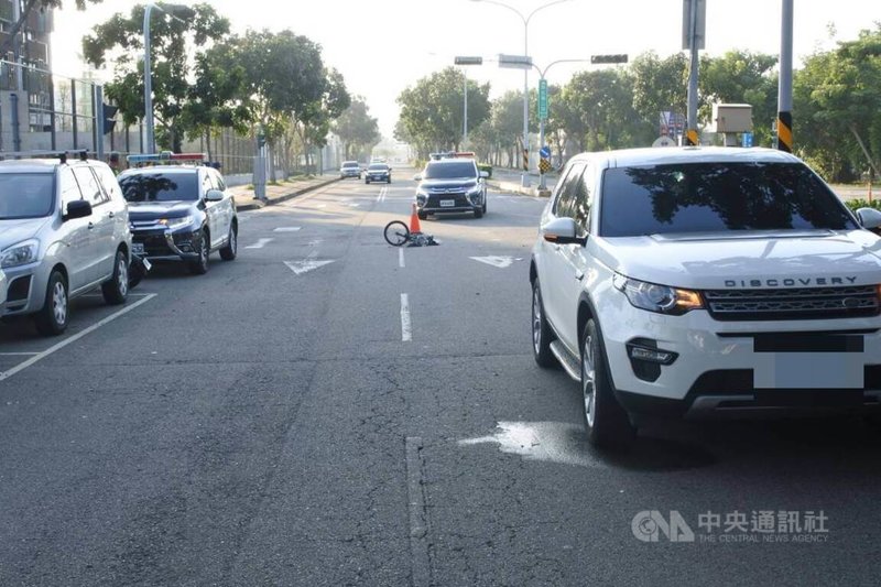 台中1名7歲男童3日下午騎自行車行經北屯區1處路口，先遭湯姓男子騎機車撞上，男童倒地後遭後方傅姓駕駛開車輾過，警消到場時男童已無呼吸心跳，送醫搶救仍不治。（翻攝照片）中央社記者蘇木春傳真 113年11月3日