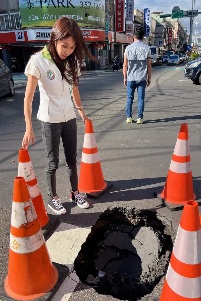 民進黨桃園市議員黃瓊慧（前）表示，接獲民眾通報，桃園區春日路、大興西路口2日出現坑洞，除通知相關單位前往處理，也呼籲市府徹底清查，避免類似狀況再度發生。（民進黨籍桃園市議員黃瓊慧提供）中央社記者吳睿騏桃園傳真 113年11月3日