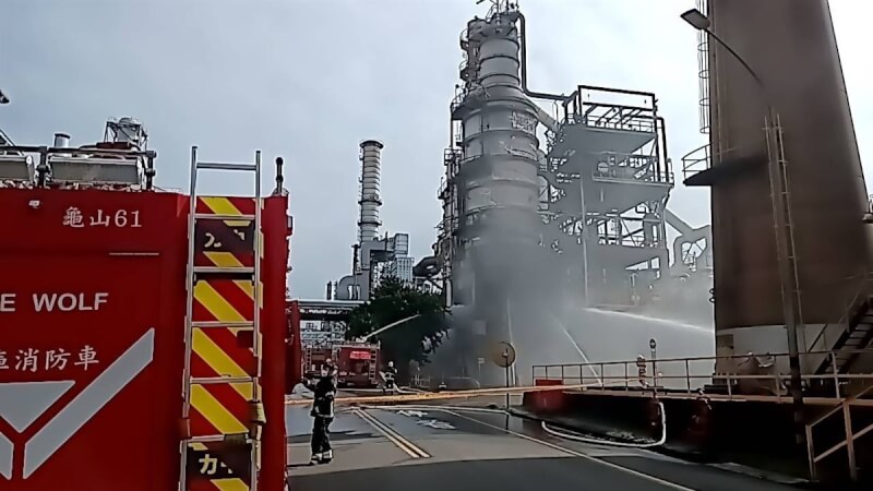 台灣中油公司桃園煉油廠3日上午發生火警,現場燃燒柏油真空塔第2層內部柏油,火勢由中油消防隊撲滅,消防局人車在現場協助射水降溫、警戒待命。(桃園市消防局提供)中央社記者吳睿騏桃園傳真 113年11月3日
