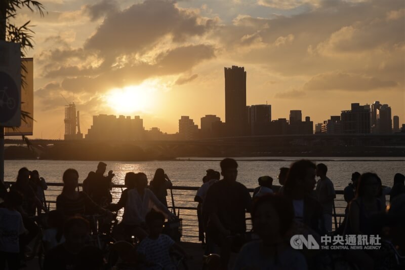 氣象專家吳德榮表示，4日晚間起東北季風影響，6、7日本島平地清晨最低溫可降至約攝氏16度。圖為民眾3日把握假日好天氣外出，前往台北市大稻埕碼頭欣賞夕陽餘暉。中央社記者裴禛攝 113年11月3日