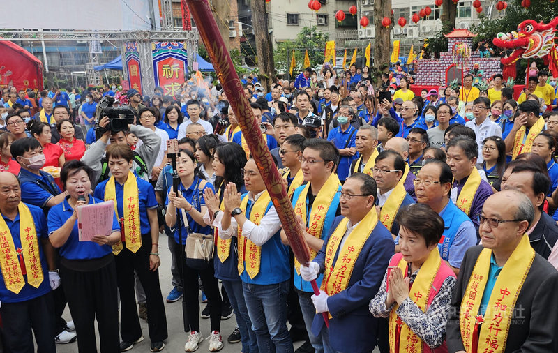 大中和土地公文化祭開幕式暨「甲辰科護國佑台五朝祈安清醮」祈福活動3日舉行，由新北市長侯友宜（前右3）擔任正獻官，祈求平安、社會祥和。中央社記者王鴻國攝  113年11月3日