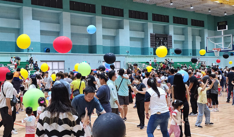 「奧林匹克親子運動大會」3日在澎湖縣多功能綜合體育館登場，吸引超過2000名家長及孩子參與。中央社  113年11月3日