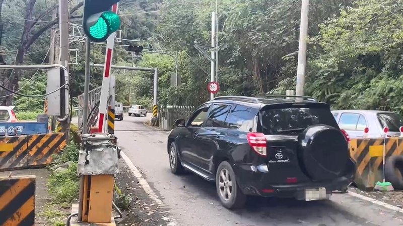 颱風康芮過境，造成台中梨山地區台8臨37線（中橫便道）中斷，經公路局連夜搶修後2日搶通，3日經工程車測試後恢復中午12時班次通行。（公路局谷關工務段提供）中央社記者蘇木春傳真  113年11月3日