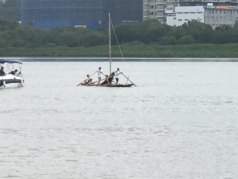 台東縣南島社區大學發展協會與社區大學全國促進會合作，3日上午成功讓竹筏帆船在淡水河現身，途中遇上逆風及更強水流，船員們趕緊收帆，改以人力操櫓前行。（劉烱錫提供）中央社記者王鴻國傳真 113年11月3日