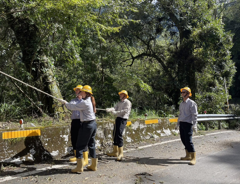 颱風康芮造成台中梨山地區多處道路坍方、電桿傾倒，台電人員調度人力前進梨山修復電力，4日女維修工也加入支援，投入高度耗費體力的搶修工作。（台電提供）中央社記者趙麗妍傳真  113年11月4日