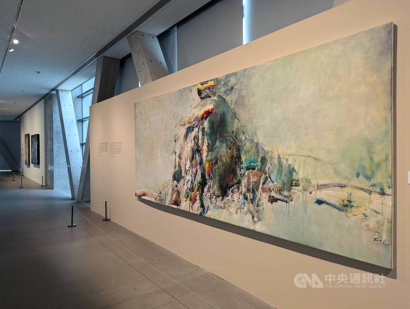 亞洲大學附屬現代美術館慶祝開館10週年，舉辦東方現代抽象繪畫藝術家莊喆特展，展期持續至2025年4月6日。圖為莊喆重要代表作之一「吉峰彩罩」，畫的是台中霧峰當地的山。中央社記者蘇木春攝  113年11月4日