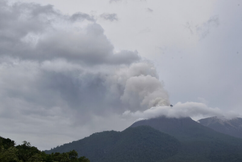 圖為2024年1月勒沃托比拉基拉基火山爆發時，上空煙霧瀰漫。（美聯社）