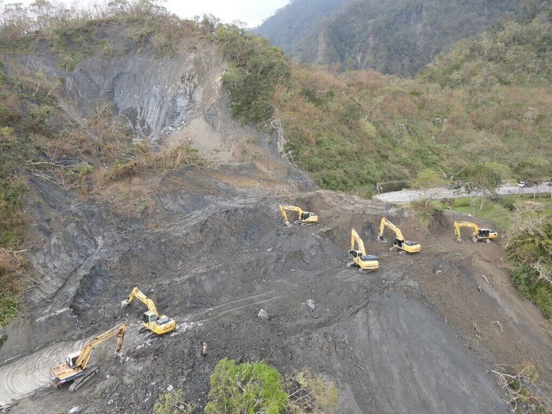 台30線29.5公里處玉長公路東洞口，因颱風康芮在山區降下超大豪雨，導致邊坡坍滑土石約5萬方，影響玉長隧道通行，台東工務段3日下午完成臨時便道，後續配合施工管制每天3個時段放行。（公路局南區養護工程分局提供）中央社記者李先鳳傳真  113年11月4日