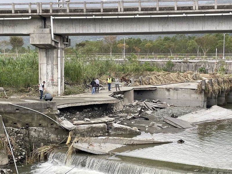 花蓮縣瑞穗鄉瑞北坑排水基礎遭颱風影響掏空，一旁就是花東鐵道梁柱，民進黨花蓮縣議員胡仁順擔憂鐵路安全；縣府建設處表示，已和台鐵會勘，暫無立即危險。（胡仁順提供）中央社記者李先鳳傳真 113年11月4日