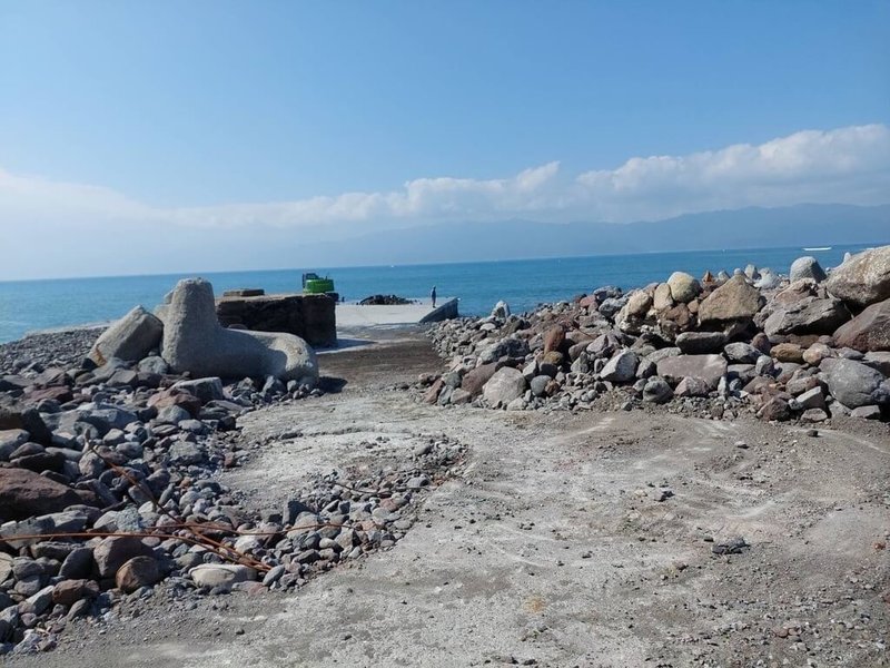 颱風康芮日前挾帶狂風巨浪，重創宜蘭外海龜山島，重達40公噸的消波塊也被大浪推到岸上，島上設施多處損毀，成為西元2000年開放觀光登島以來最嚴重災情，管理單位已展開復原工作。（交通部觀光局東北角暨宜蘭海岸國家風景區管理處提供）中央社記者沈如峰宜蘭縣傳真 113年11月4日