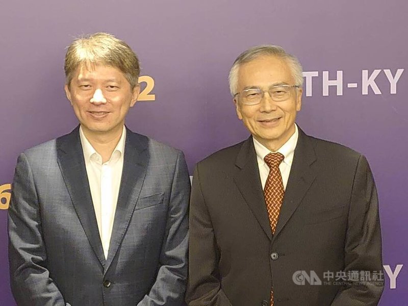 ITH-KY於4日舉辦媒體交流會，總經理陳泰元（左）表示，希望2025年業績能夠成長2位數百分比。中央社記者張建中攝  113年11月4日