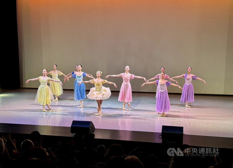 新加坡芭蕾舞團（Singapore Ballet）在淡濱尼（Tampines）演藝廳舉辦演出，呈現以古典芭蕾舞劇形式編排的「胡桃鉗」以及現代舞蹈等作品。來自台灣的葉立琳（後排右3）也參與其中。中央社記者吳昇鴻新加坡攝  113年11月4日