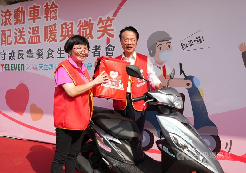天主教中華聖母基金會4日在統一超商嘉大門市舉辦「好鄰居送餐隊」記者會,嘉義縣長翁章梁(右)體驗志工送餐服務,感謝志工們風雨無阻送餐,帶給需要的弱勢長輩溫暖。中央社記者蔡智明攝 113年11月4日
