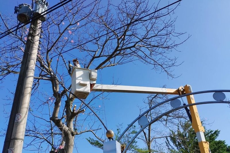 受颱風「康芮」影響，截至4日上午9時，桃園復興山區羅馬公路沿線除零星用戶外已全線復電，華陵（含光華部落）、高義、羅浮及義盛等里約370戶停電尚待修復。圖為台電人員在復興山區持續搶修中。（台電桃園區處提供）中央社記者吳睿騏桃園傳真  113年11月4日