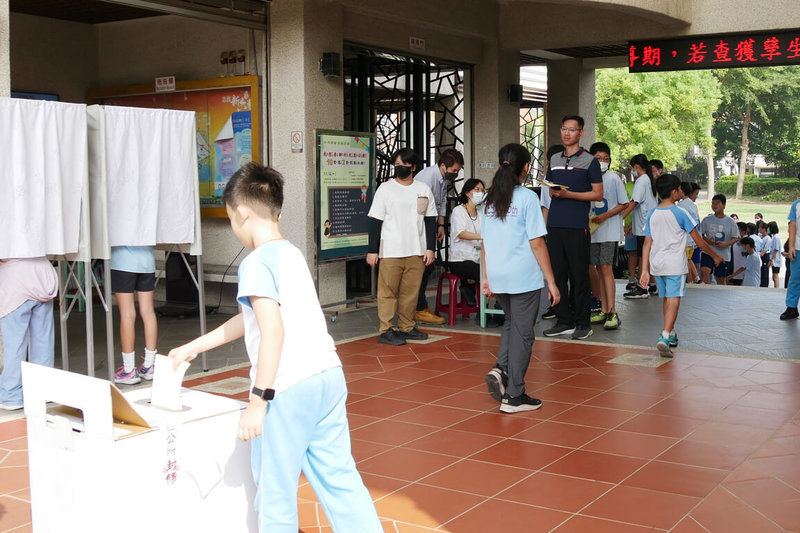 台南市中西區公所與忠義國小合作推動公民審議前進校園，4日師生共同參與選務工作，由學生投票選出最想要參與的2個校園活動。（中西區公所提供）中央社記者楊思瑞台南傳真  113年11月4日