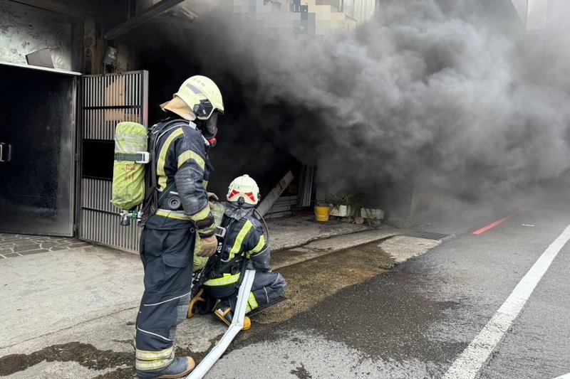 桃園市政府消防局表示，4日下午獲報桃園區春日路上一棟鐵皮工廠發生火警，隨即派員布水線搶救，現場黑煙直竄，幸火勢順利撲滅，並未造成人員傷亡。（桃園市消防局提供）中央社記者吳睿騏桃園傳真  113年11月4日