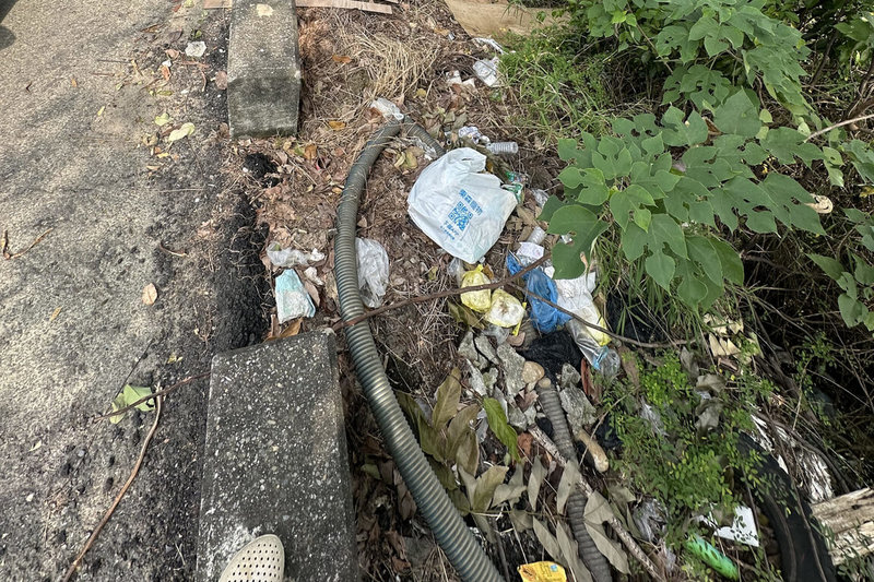 台南市新市區部分人車較少經過的產業道路旁，常遭有心人偷倒事業廢棄物，造成在地居民困擾，里長希望相關單位可加強稽查，或研議增加路口監視器。（讀者提供）中央社記者楊思瑞台南傳真  113年11月4日