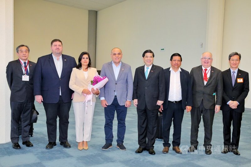 巴拉圭國會暨參議院議長努涅斯(Basilio Gustavo Núñez Giménez,另譯:努內斯)(左4)應台灣邀請4日率團到訪,除重申兩國對自由、民主及人民自決等價值肯定,基於雙方長期以來的歷史邦誼,也期待能有更多合作機會。中央社記者吳睿騏桃園機場攝 113年11月4日