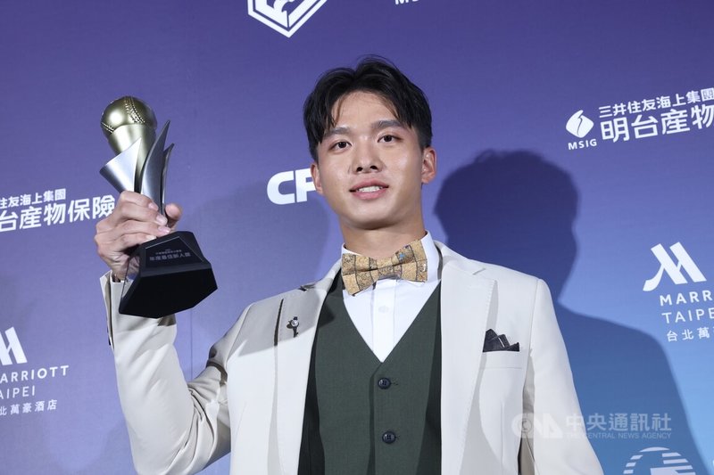 中職頒獎典禮4日舉行,台鋼雄鷹隊狀元21歲游擊手曾子祐奪下一生僅有一次的中職新人王,也是台鋼雄鷹隊成軍後首任選秀狀元,也是睽違5年再有內野手奪下新人王大獎。中央社記者吳家昇攝 113年11月4日