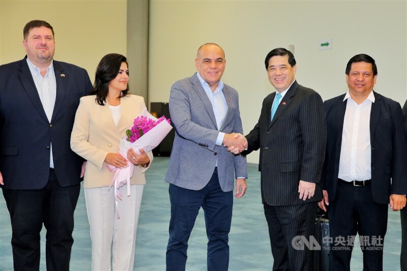 巴拉圭國會暨參議院議長努涅斯(Basilio Gustavo Núñez Giménez,另譯:努內斯)(中)4日率團訪台,訪問團下午抵達桃園國際機場,外交部由常務次長陳立國(右2)到國賓門接機。中央社記者吳睿騏桃園機場攝 113年11月4日