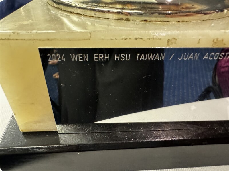 英吉利海峽游泳協會除頒發完成挑戰的證明外,也會頒獎給完成挑戰的各國第一人。許汶而是拿到此成就的首位台灣人,因此她的名字也被記錄在獎盃上,並寫上Taiwan(台灣)。(許汶而提供)中央社記者簡玉晴倫敦傳真 113年11月4日