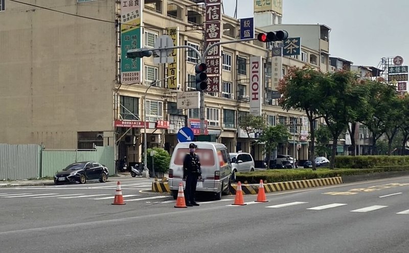 50歲黃姓男子4日上午駕駛運鈔車沿高雄市鳳山區建國路3段由西向東直行，疑遭同向變換車道車輛擦撞，黃男車輛因此失控擦撞分隔島，高雄市政府警察局鳳山分局獲報派員到場，戒護車上約新台幣1000萬元現金。（高雄市政府警察局鳳山分局提供）中央社記者張已亷傳真  113年11月4日