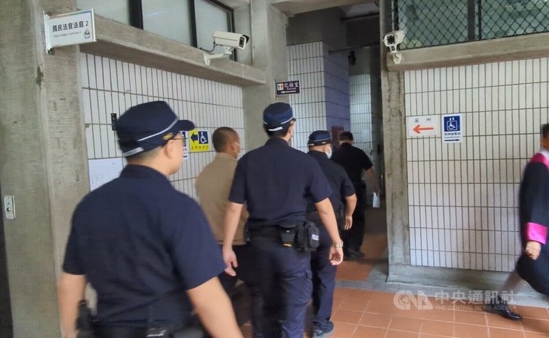 雲林黃姓男子（中左）與杜男有嫌隙，112年7月杜男要黃男到台中談判，2人在警局外碰面，一言不合起口角，黃男拿汽油朝杜男潑灑，並持火柴點燃，造成杜男重傷死亡。台中地院國民法官審理後，4日一審判黃男無期徒刑、褫奪公權終身。中央社記者蘇木春攝  113年11月4日