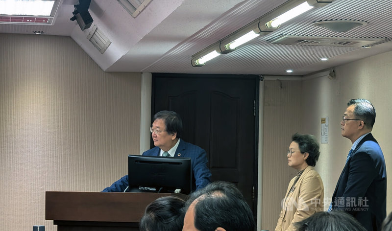 立法院社會福利及衛生環境委員會4日邀請衛福部長邱泰源(左)針對「社區精神病患照護優化」進行專題報告,並備質詢。中央社記者曾以寧攝 113年11月4日