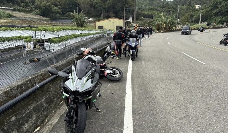 林姓男子3日騎大型重機行經苗栗台3線獅潭路段,疑過彎不慎連人帶車滑行,波及撞倒停放於路旁的4輛大型重機,導致車輛多處受損。(警方提供)中央社記者管瑞平傳真 113年11月4日