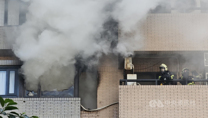 新北市板橋區三民路某大型社區4日清晨發生大樓火警，冒出陣陣濃煙，警消獲報出動前往搶救，迅速將火勢撲滅，所幸未造成人員傷亡。中央社記者王鴻國攝  113年11月4日