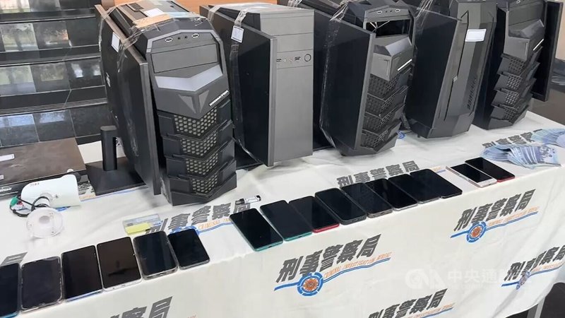 刑事局偵辦台中市一處隱身商辦的網路博弈集團機房,辦案人員10月間循線前往攻堅查緝,逮捕集團成員黃姓男子等2人,查扣電腦主機、手機及監視器主機等贓證物。(翻攝照片)中央社記者蘇木春傳真 113年11月4日