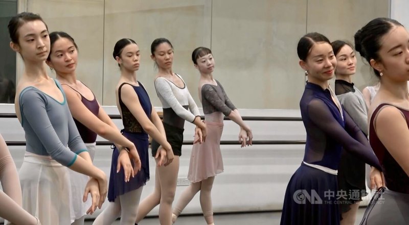 新加坡芭蕾舞團（Singapore Ballet）成員年齡平均約30歲，其中年紀最小的正式舞者今年才22歲，正是來自台灣桃園平鎮的葉立琳（左5）。中央社記者吳昇鴻新加坡攝  113年11月4日