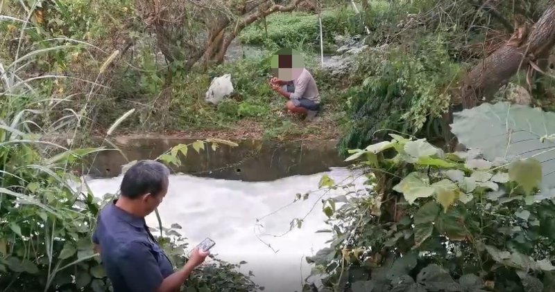 颱風康芮來襲前，德基水庫預防性洩洪，有農民受困洪道另一端無法通行，中市警消攜手救援。（民眾提供）中央社記者趙麗妍傳真 113年11月4日