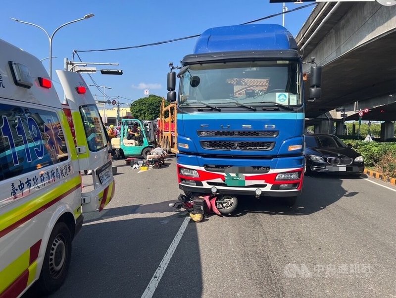 台中市消防局5日下午獲報指南屯區環中路4段與五權西路口發生機車與聯結車事故，騎士受困車下，警消到場後由1輛堆高機協助撐起聯結車以助女性騎士脫困送醫，但經搶救後仍宣告不治。（翻攝照片）中央社記者蘇木春傳真  113年11月5日