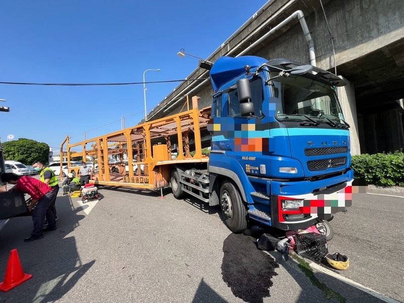 台中市消防局5日下午獲報，指南屯區環中路四段與五權西路口發生機車與聯結車事故，機車騎士受困車底，經在場堆高機協助撐高聯結車後救出，婦人呈OHCA（到院前心肺功能停止）狀態、送醫搶救。（台中市府提供）中央社記者蘇木春傳真  113年11月5日