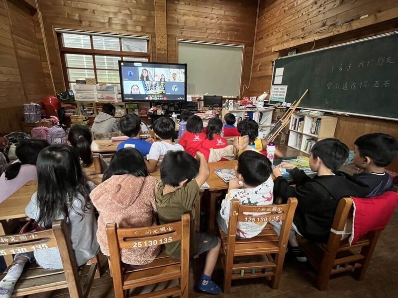 颱風康芮中斷司馬庫斯部落對外聯絡道路，造成新光國小司馬庫斯分班師生無法返回部落，透過啟動線上和實體混合教學，讓學習不中斷。（新竹縣政府提供）中央社記者郭宣彣傳真  113年11月5日