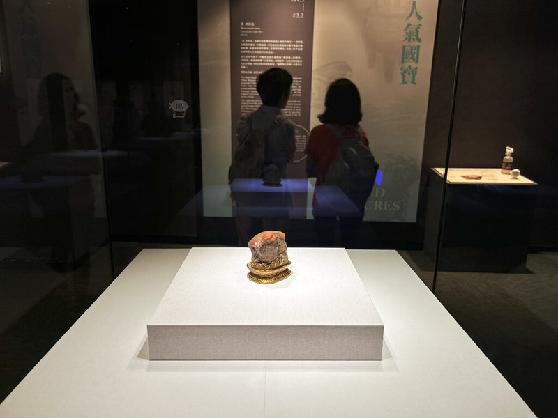 故宮博物院南部院區「人氣國寶展」自5日起推出全新展覽,主題定為「談琴說藝」,「清 肉形石」也同時展出。(故宮南院提供)中央社記者蔡智明傳真 113年11月5日