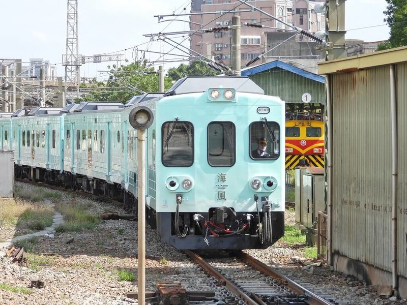 台鐵5日指出，觀光列車「海風號」（圖）、「山嵐號」都以台灣自然景觀為設計靈感發想，其中「海風號」的外觀色彩靈感來自台灣近海的湛藍與翠綠，營造出清新優雅的氛圍。（台鐵提供）中央社記者汪淑芬傳真  113年11月5日