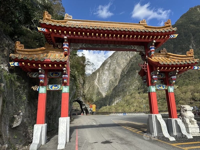 一輛載運樹枝落葉的大卡車4日下山加油途中，疑因卡車上的吊桿沒有完全收妥，碰撞到太魯閣口牌樓橫梁，導致「東西橫貫公路」字體掉落。中央社記者張祈攝 113年11月5日