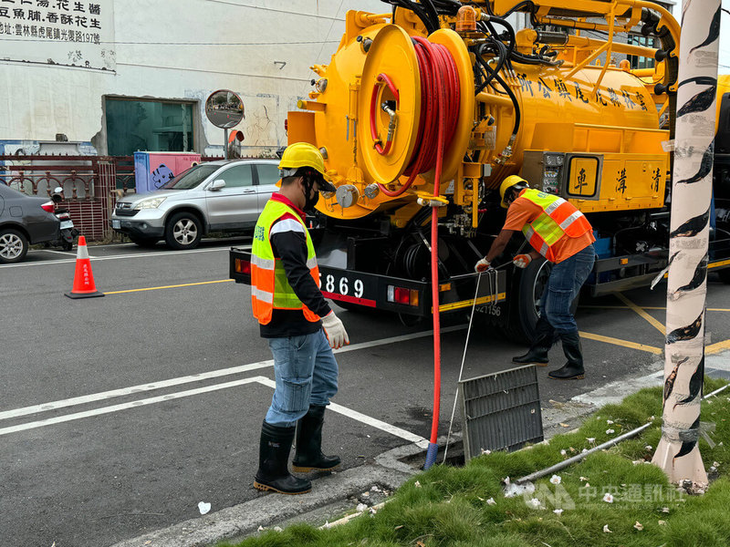 雲林縣虎尾鎮公所今年自編預算新購置新台幣780萬元的清溝車，從5日起加入執行清溝勤務，定期針對鎮內市區、易淹水區域及容易阻塞的溝段加強水溝清淤作業，確保溝渠排水功能正常。 中央社記者姜宜菁攝  113年11月5日