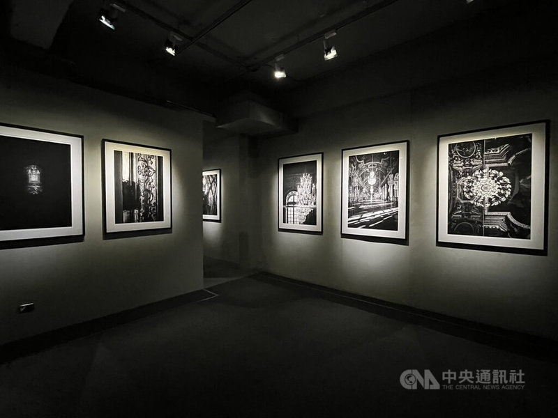 金馬賓館當代美術館策劃6週年大展,7日將推出展覽「感官世界:森田恭通」,呈現森田恭通拍攝日本伊勢神宮、法國凡爾賽宮的經典攝影作品,並以光影開創獨特視野,展現建築美學。中央社記者林巧璉攝 113年11月5日